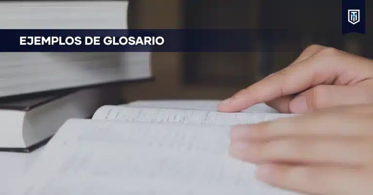 Mano pasando páginas de un libro abierto con el texto “Ejemplos de glosario” en una franja azul, representando la búsqueda de definiciones para un glosario académico