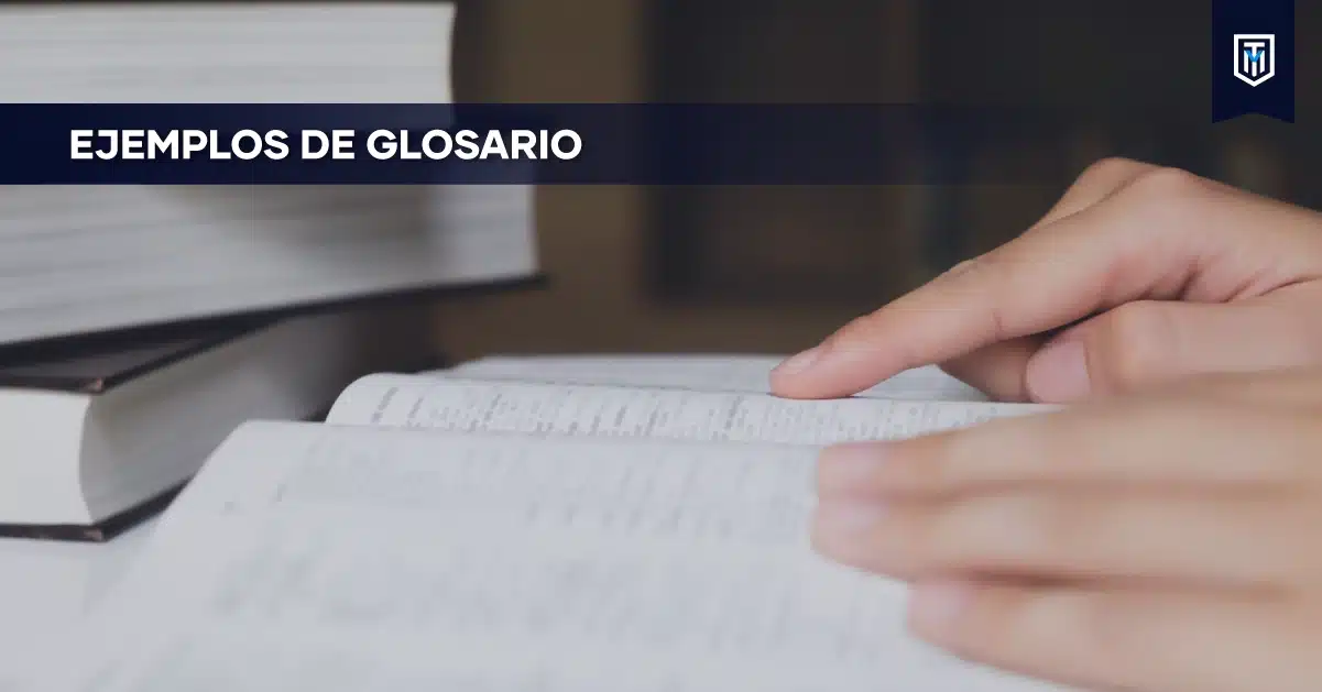 Mano pasando páginas de un libro abierto con el texto “Ejemplos de glosario” en una franja azul, representando la búsqueda de definiciones para un glosario académico