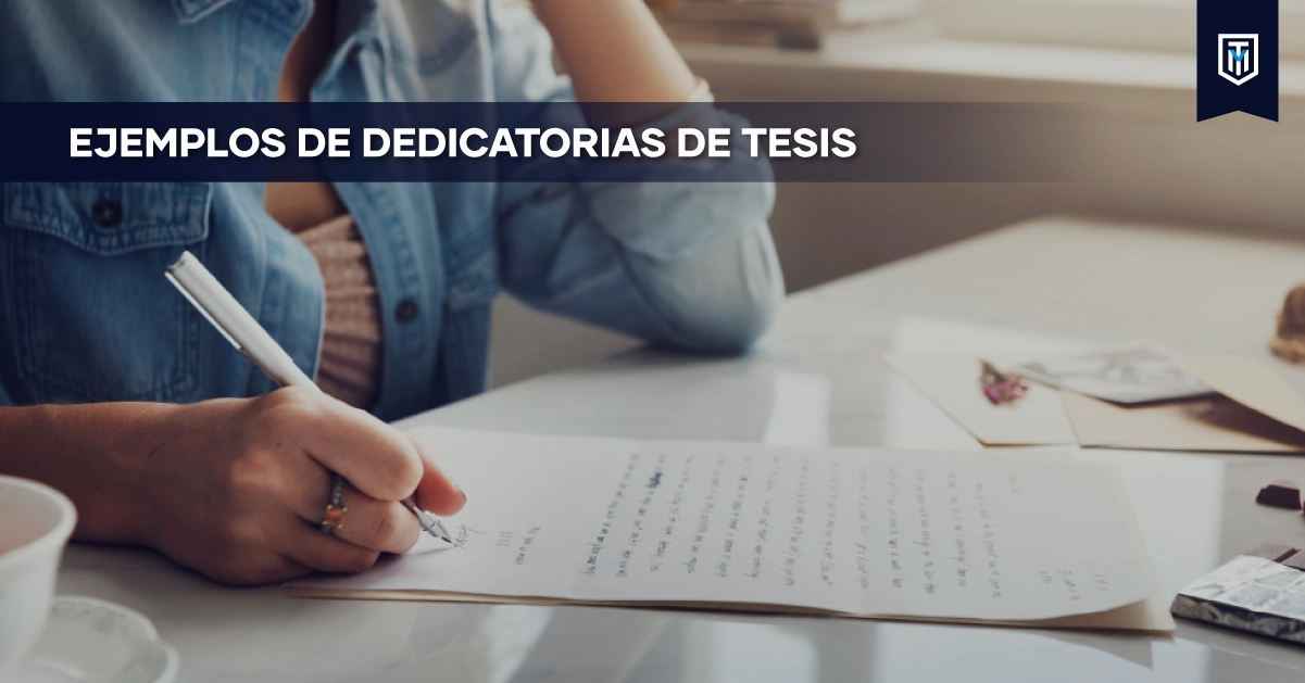 Portada con el texto “Ejemplos de dedicatorias de tesis” y una persona escribiendo a mano una carta sobre una mesa, junto a fotografías y sobres, representando agradecimientos y dedicatorias