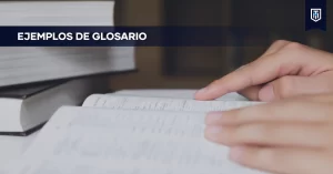 Portada con el texto "Ejemplos de glosario" sobre manos leyendo un documento, representando la definición de términos técnicos para facilitar la comprensión académica
