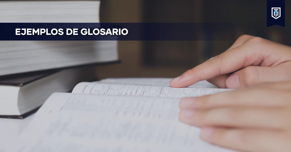 Portada con el texto "Ejemplos de glosario" sobre manos leyendo un documento, representando la definición de términos técnicos para facilitar la comprensión académica