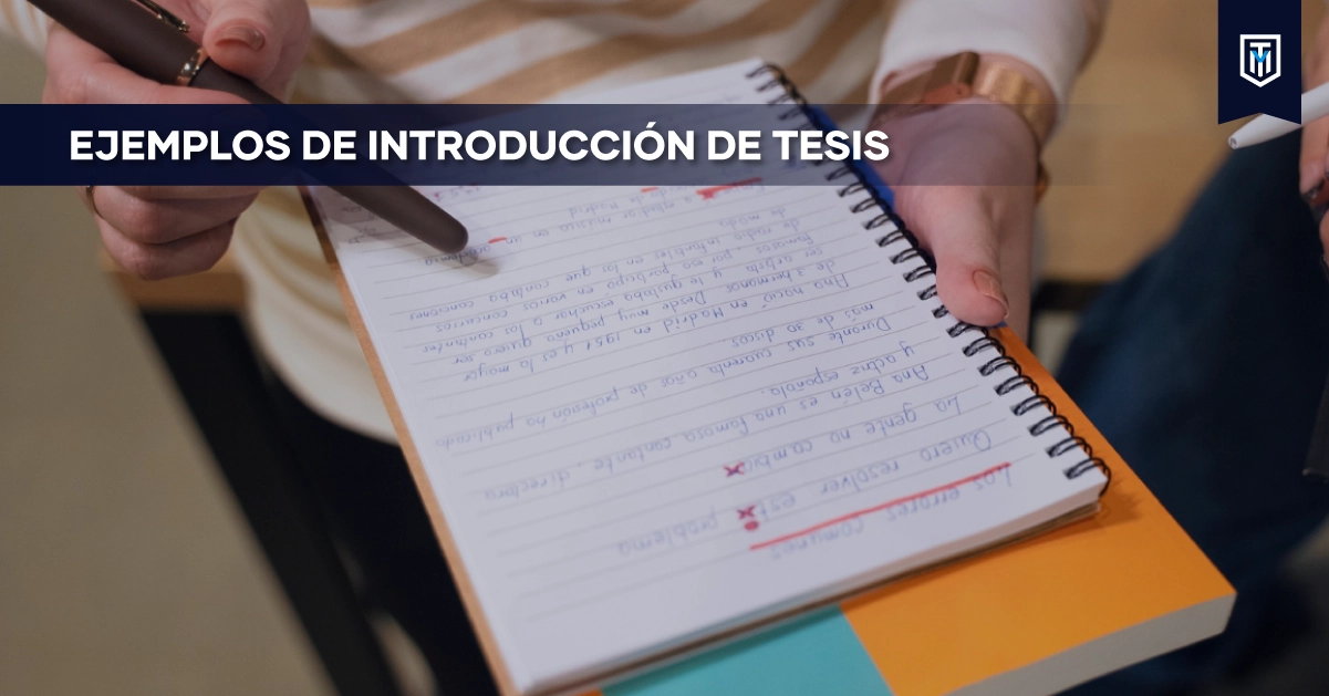 Portada con el texto “Ejemplos de introducción de tesis” y manos señalando una libreta con notas subrayadas, representando la redacción de la introducción