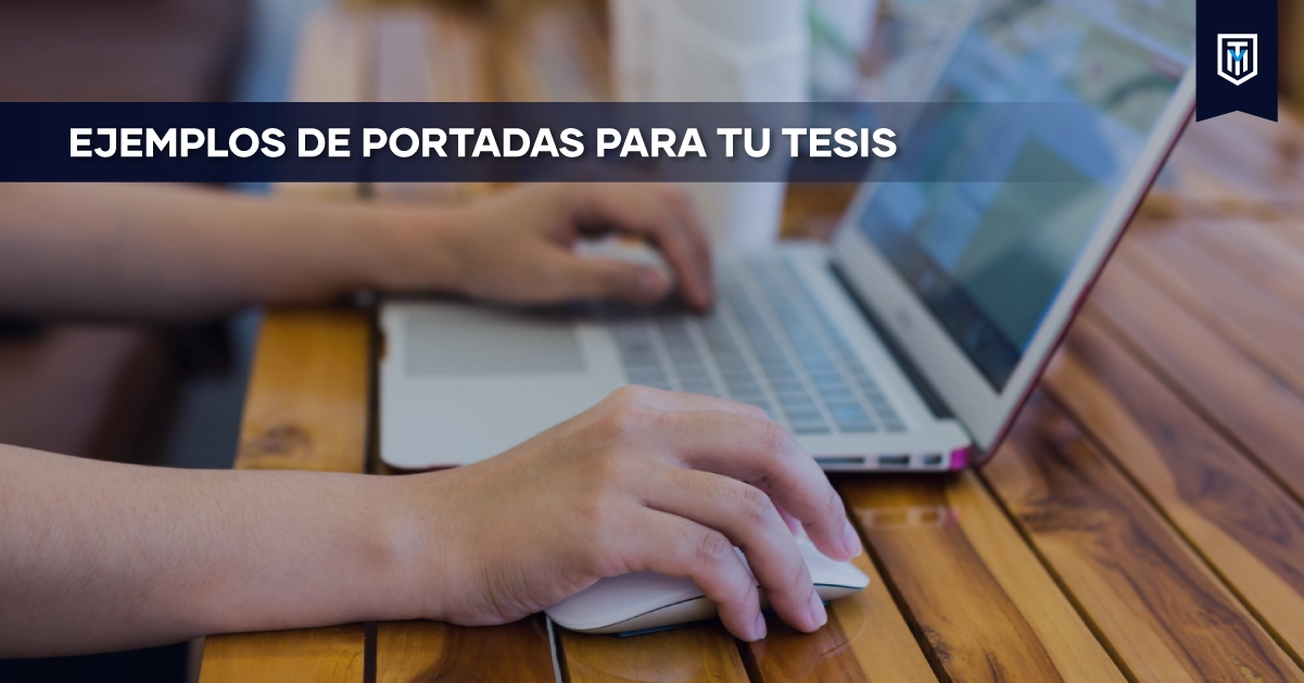 Portada con el texto “Ejemplos de portadas para tu tesis” y manos usando un portátil sobre mesa de madera, representando la creación de carátulas académicas
