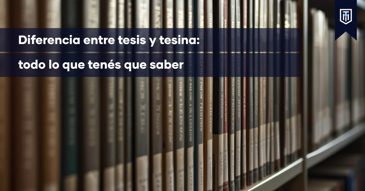 Imagen de biblioteca con libros y título sobre la diferencia entre tesis y tesina para estudiantes universitarios.
