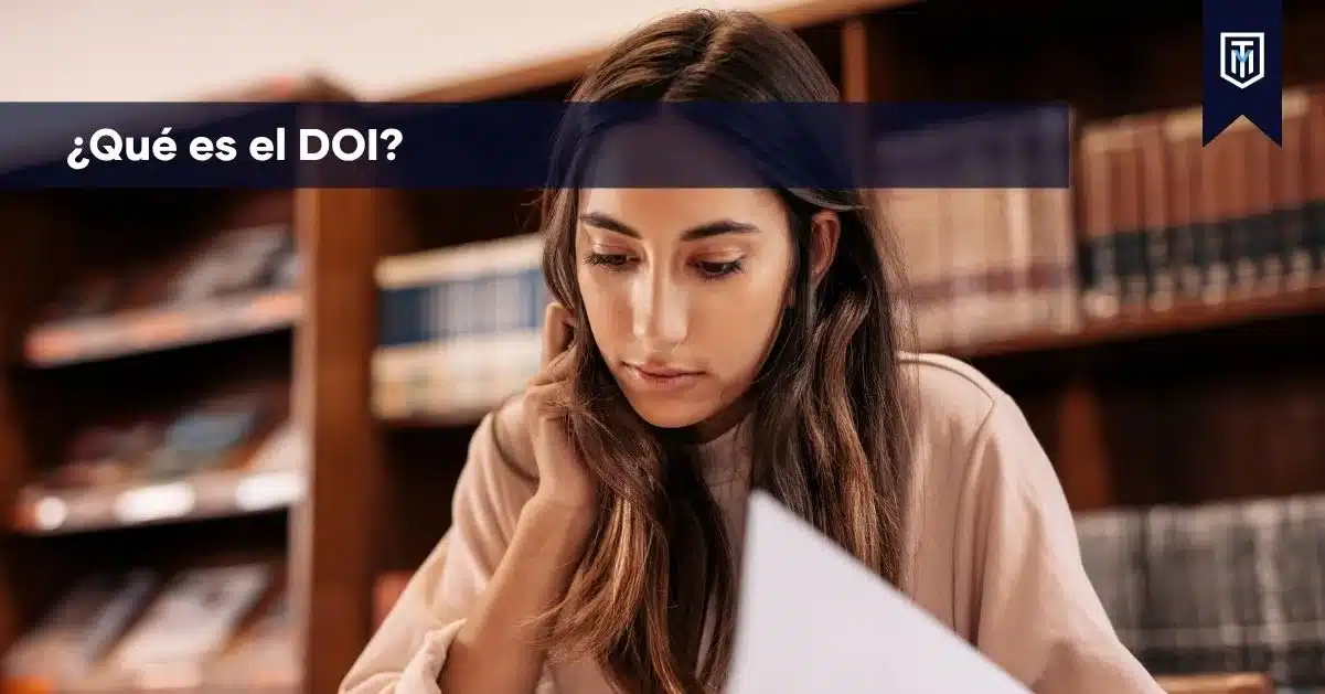 Estudiante revisando documentos académicos en una biblioteca mientras consulta qué es el DOI en una investigación.