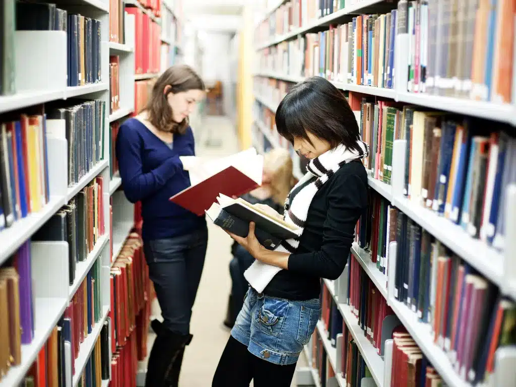 proyecto de tesis estructura Estudiantes investigando en biblioteca para desarrollar la estructura de un proyecto de tesis con asesoría y apoyo académico de Tesis y Másters.