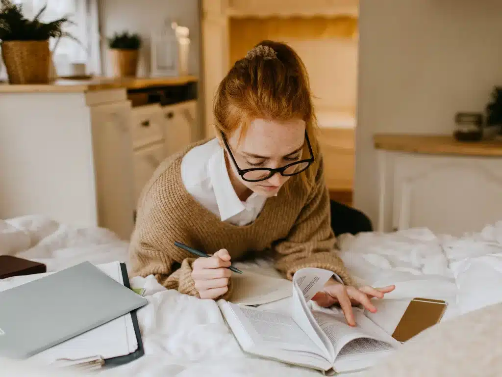 Estudiante avanzando en su tesis desde casa con asesoría, corrección y apoyo académico personalizado de Tesis y Másters.