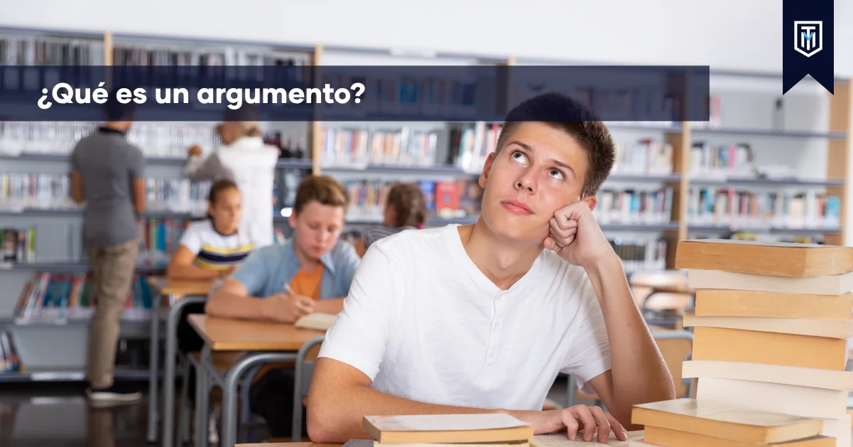 Estudiante en biblioteca reflexionando sobre qué es un argumento para un trabajo académico.